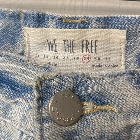 We The Free button fly light wash distressed denim shorts size 29 - Picture 4 of 8